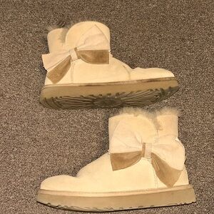 Ugg Classic Mini Two Tone Bow Suede Boots 9 US